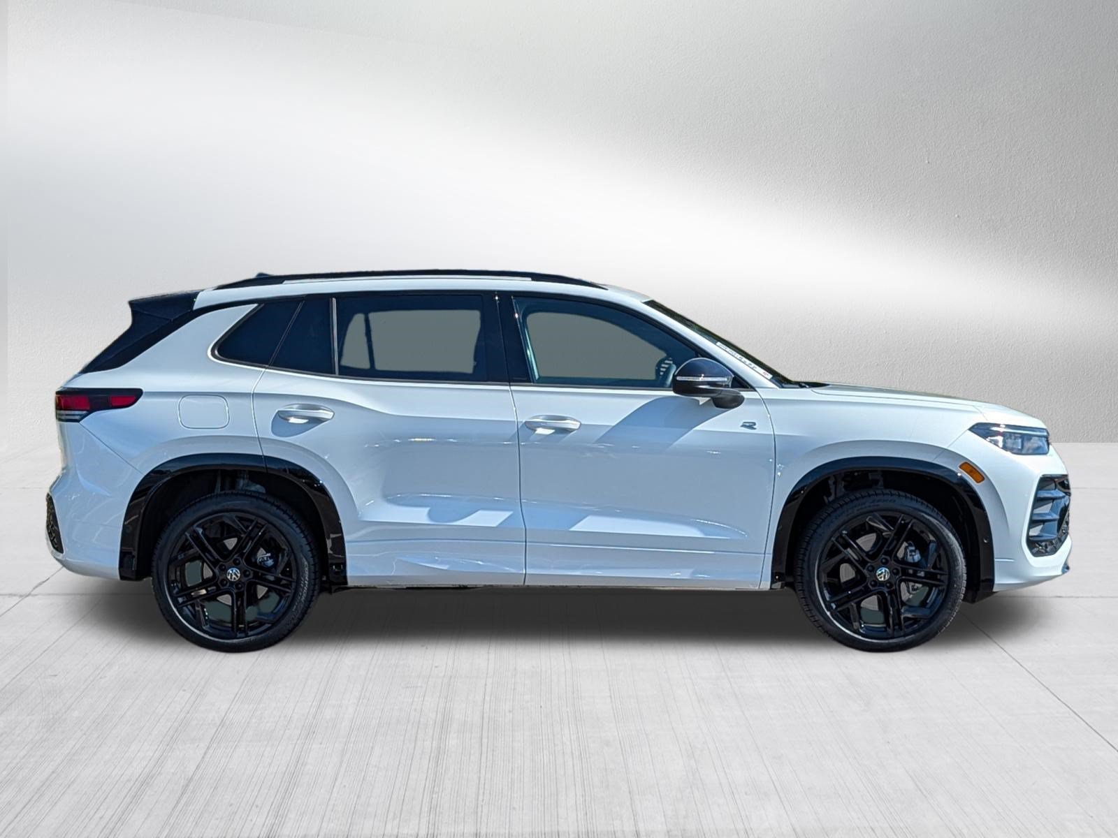 Certified 2026 Volkswagen Tiguan SE R-Line AWD/4WD image 8