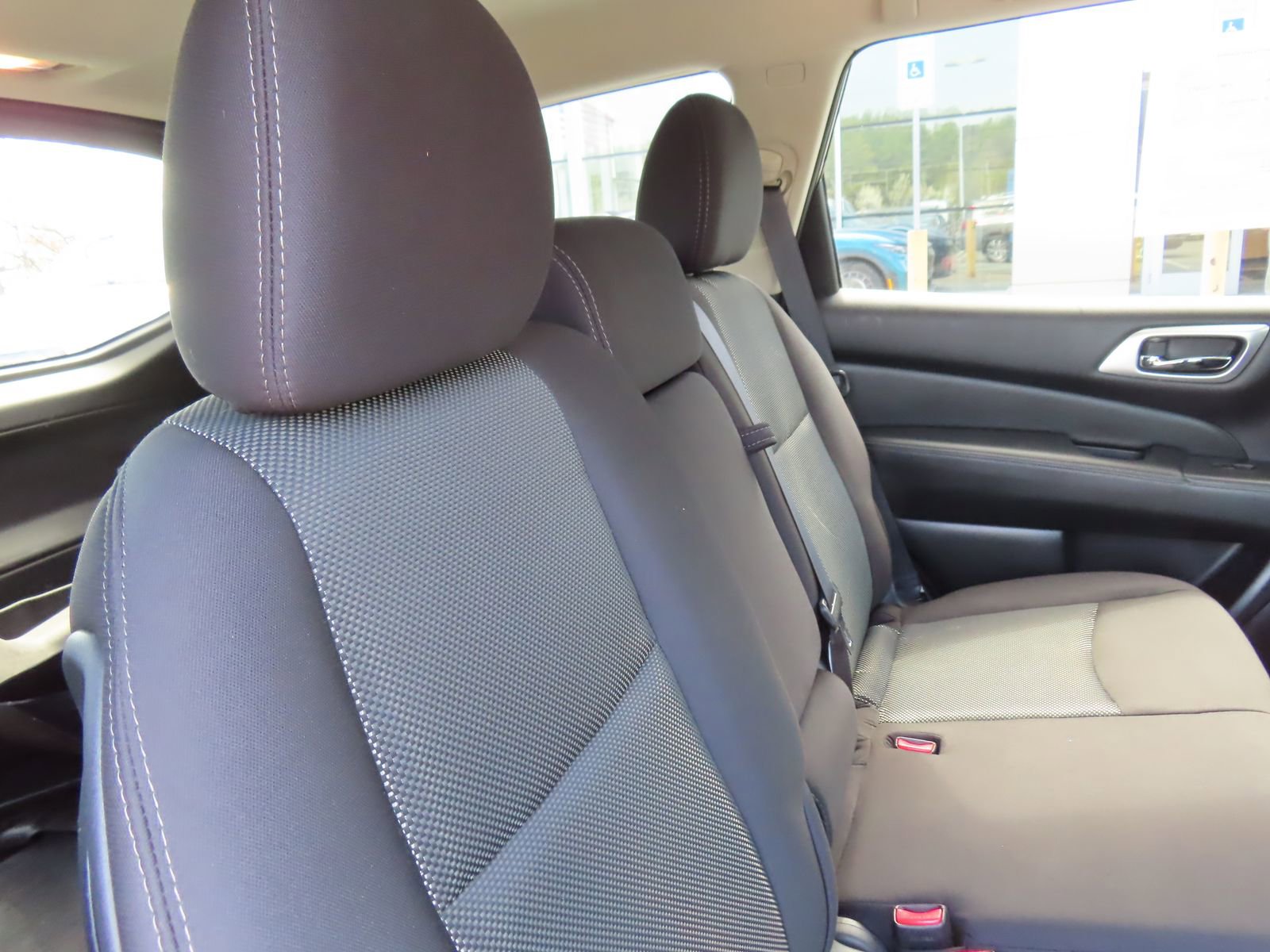 Used 2019 Nissan Pathfinder SV image 39