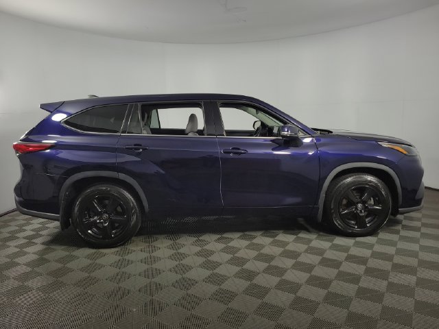 Used 2022 Toyota Highlander LE AWD/4WD image 10