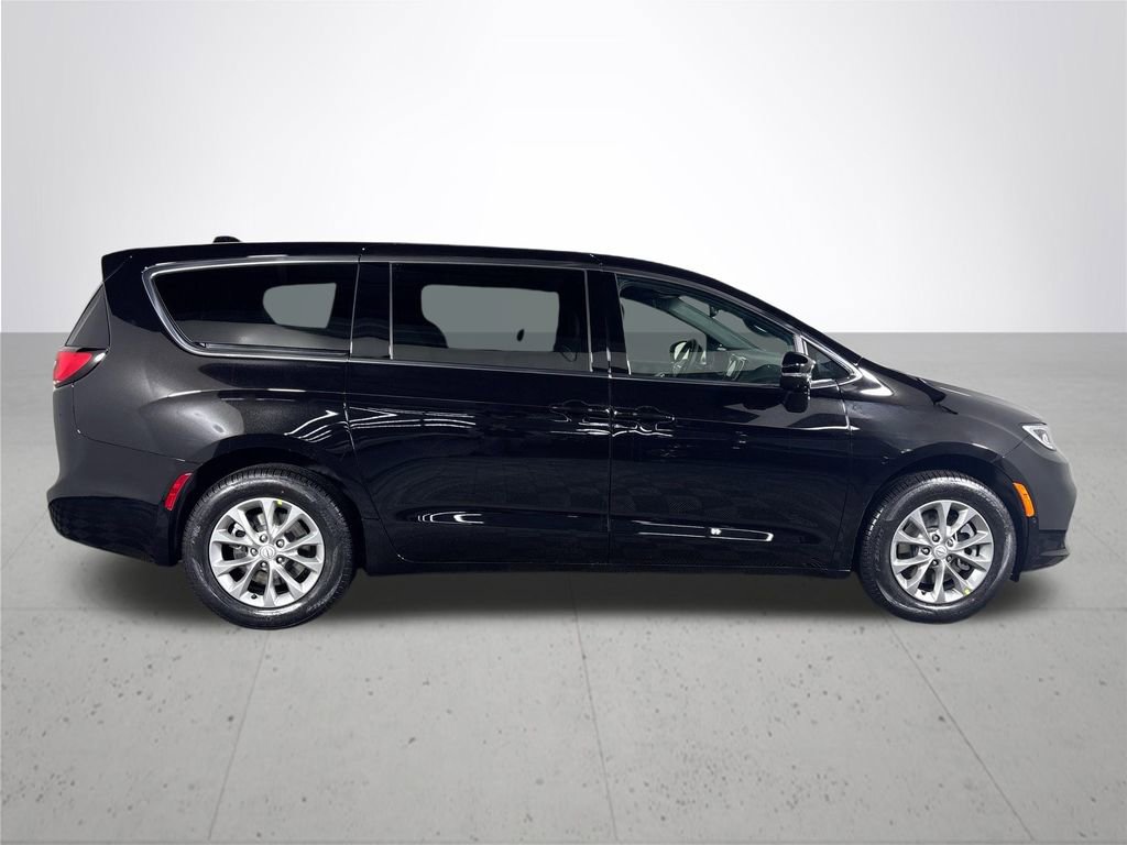 New 2026 Chrysler Pacifica Limited image 5