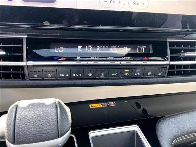 Used 2025 Toyota Sienna Platinum AWD/4WD image 21