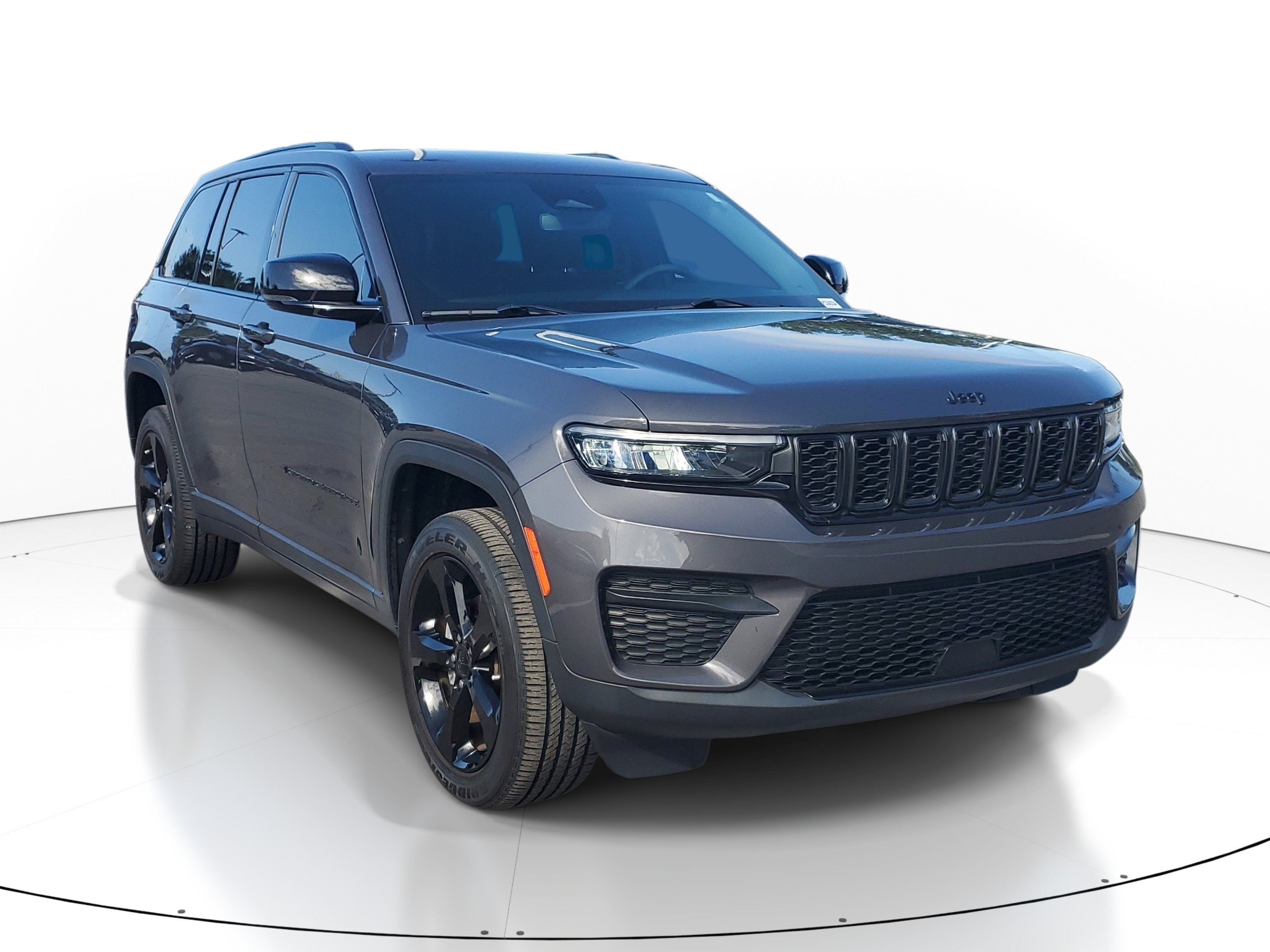 Used 2023 Jeep Grand Cherokee Altitude AWD/4WD image 2