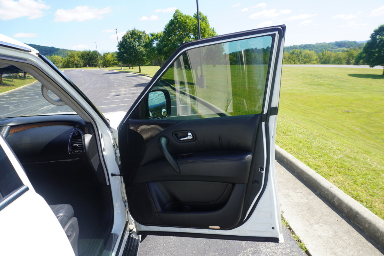 Used 2011 INFINITI QX56 4WD w/ Deluxe Touring Pkg image 23