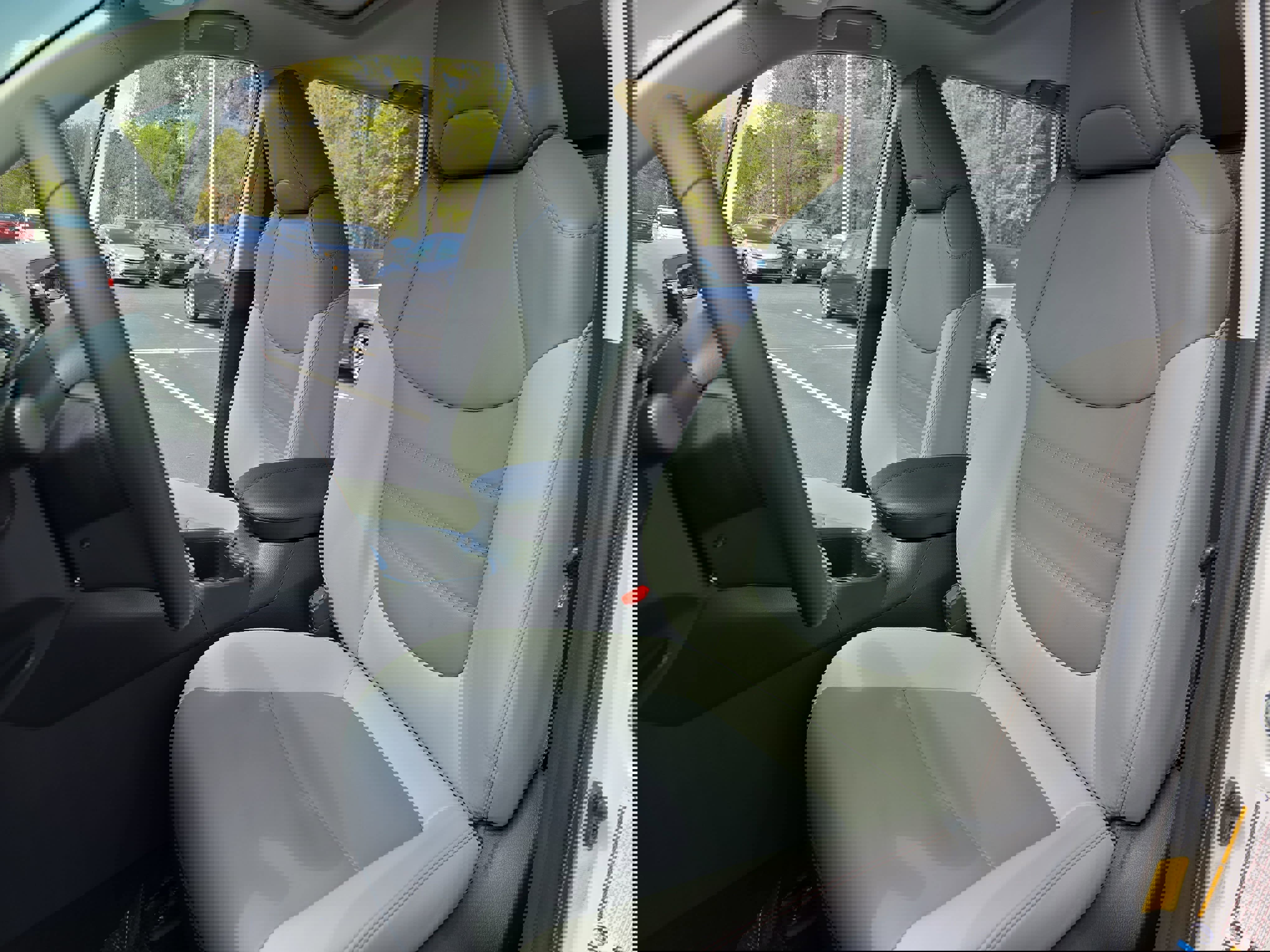 Used 2022 Toyota RAV4 XLE Premium image 15