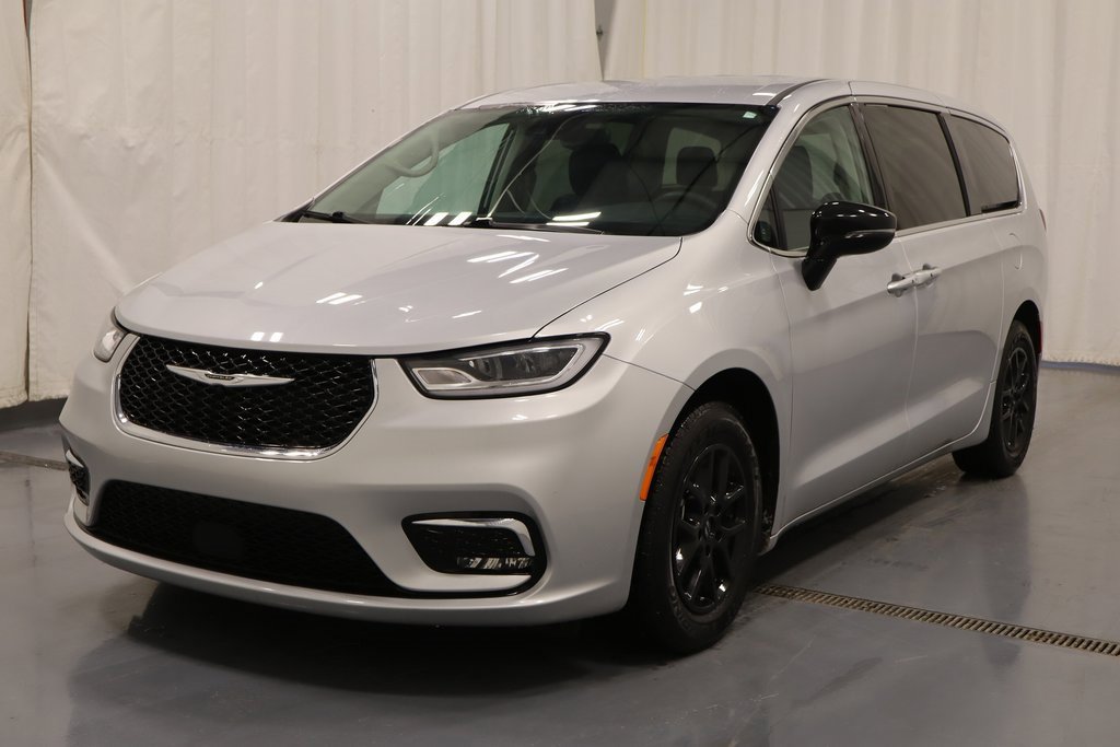 Used 2024 Chrysler Pacifica Touring-L image 6