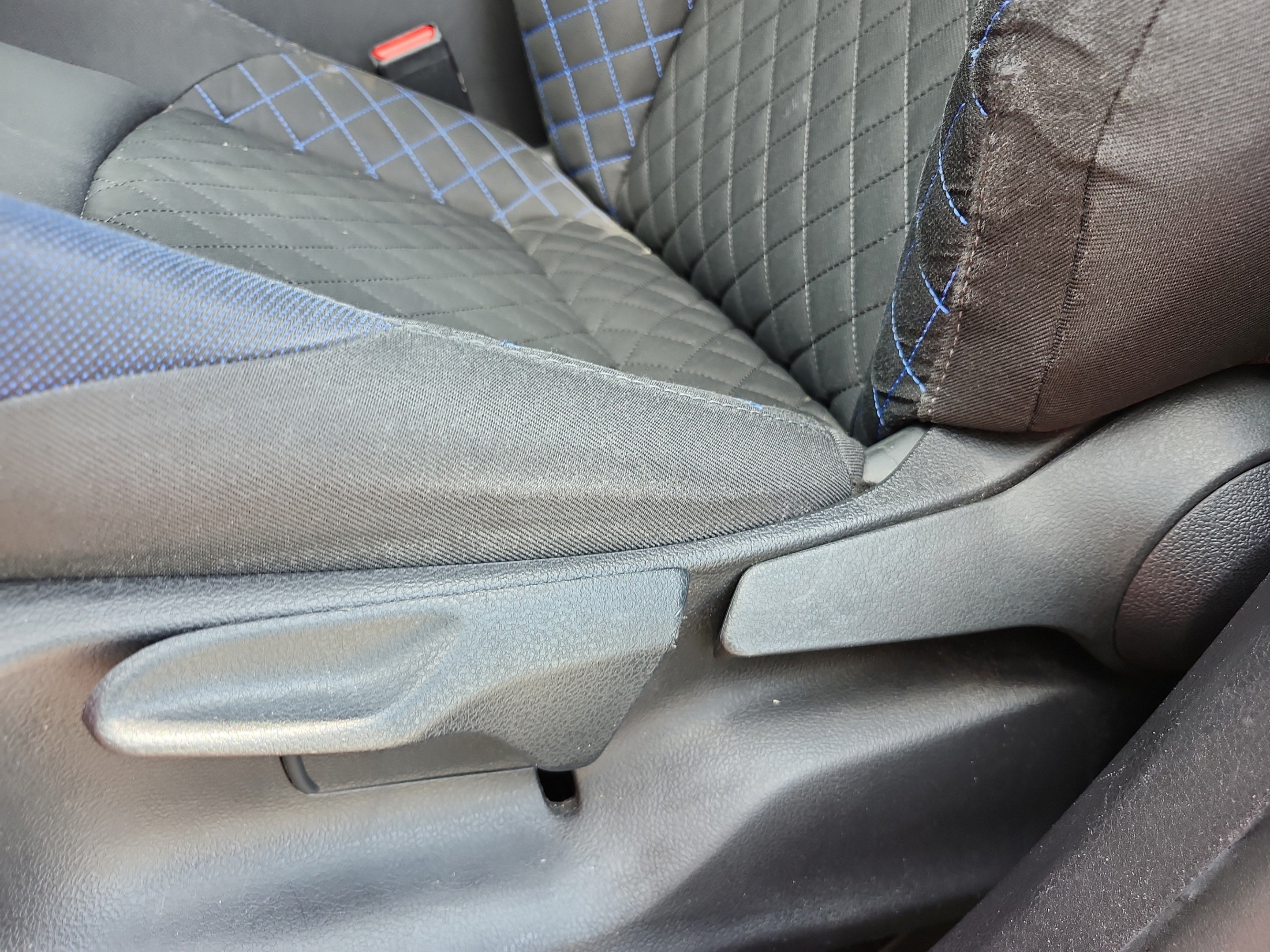 Used 2020 Toyota C-HR XLE FWD image 16