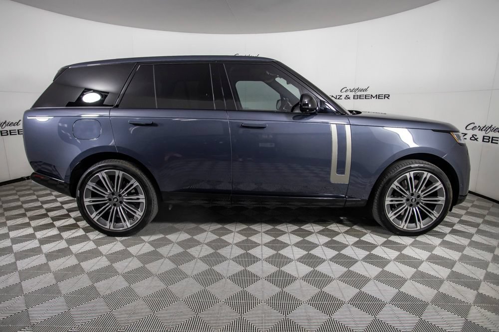 Used 2025 Land Rover Range Rover SE AWD/4WD image 3