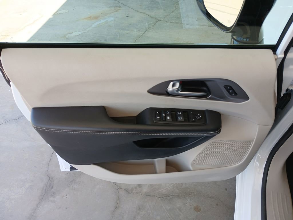 Used 2024 Chrysler Pacifica Touring-L FWD image 23