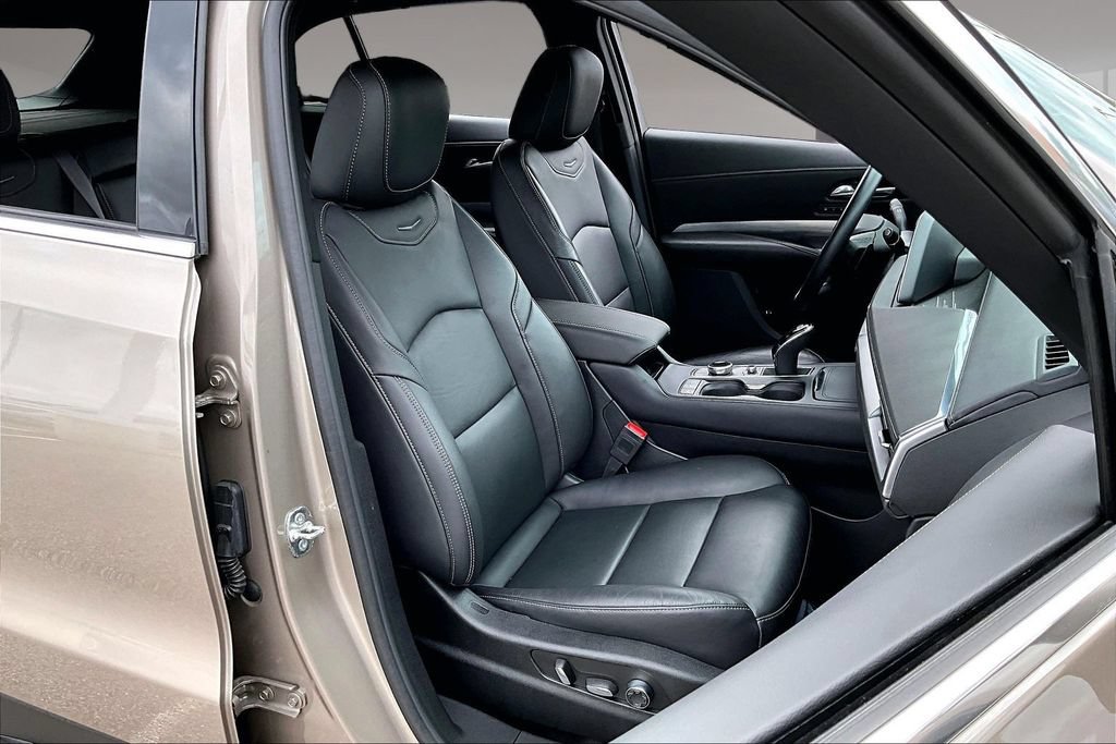 Used 2024 Cadillac XT4 Premium Luxury w/ Technology Package FWD image 7