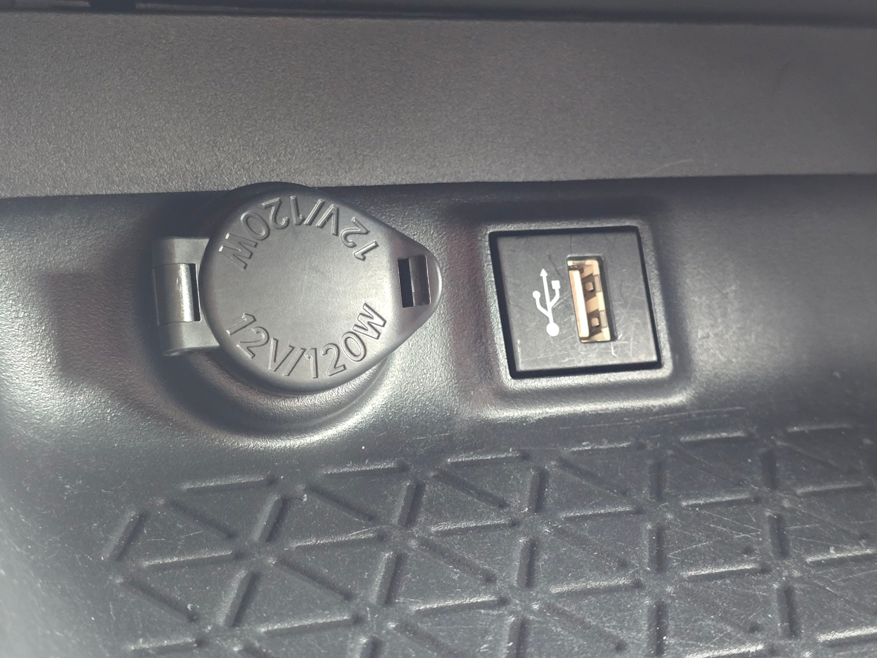 Used 2025 Toyota RAV4 LE AWD/4WD image 40