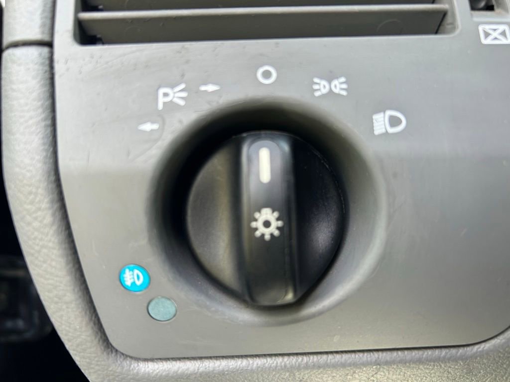 Used 2005 Chrysler Crossfire Limited RWD image 9