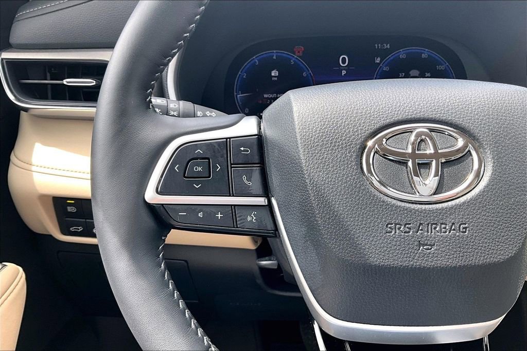 Used 2025 Toyota Highlander Limited AWD/4WD image 18