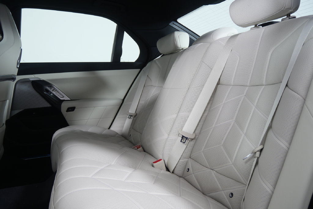 New 2026 BMW 740i RWD image 15