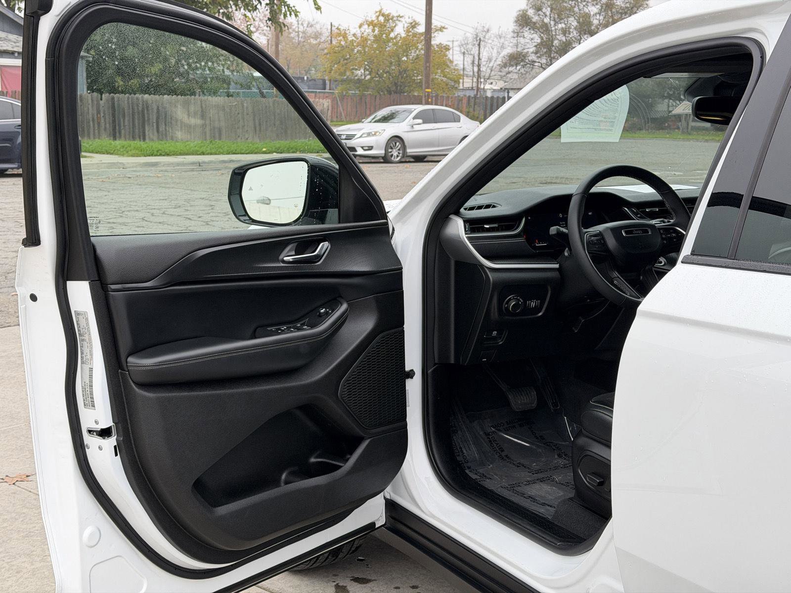 Used 2024 Jeep Grand Cherokee L Laredo image 17