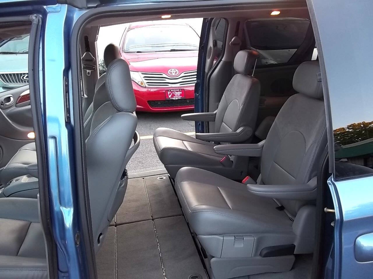 Used 2007 Chrysler Town & Country Limited FWD image 9