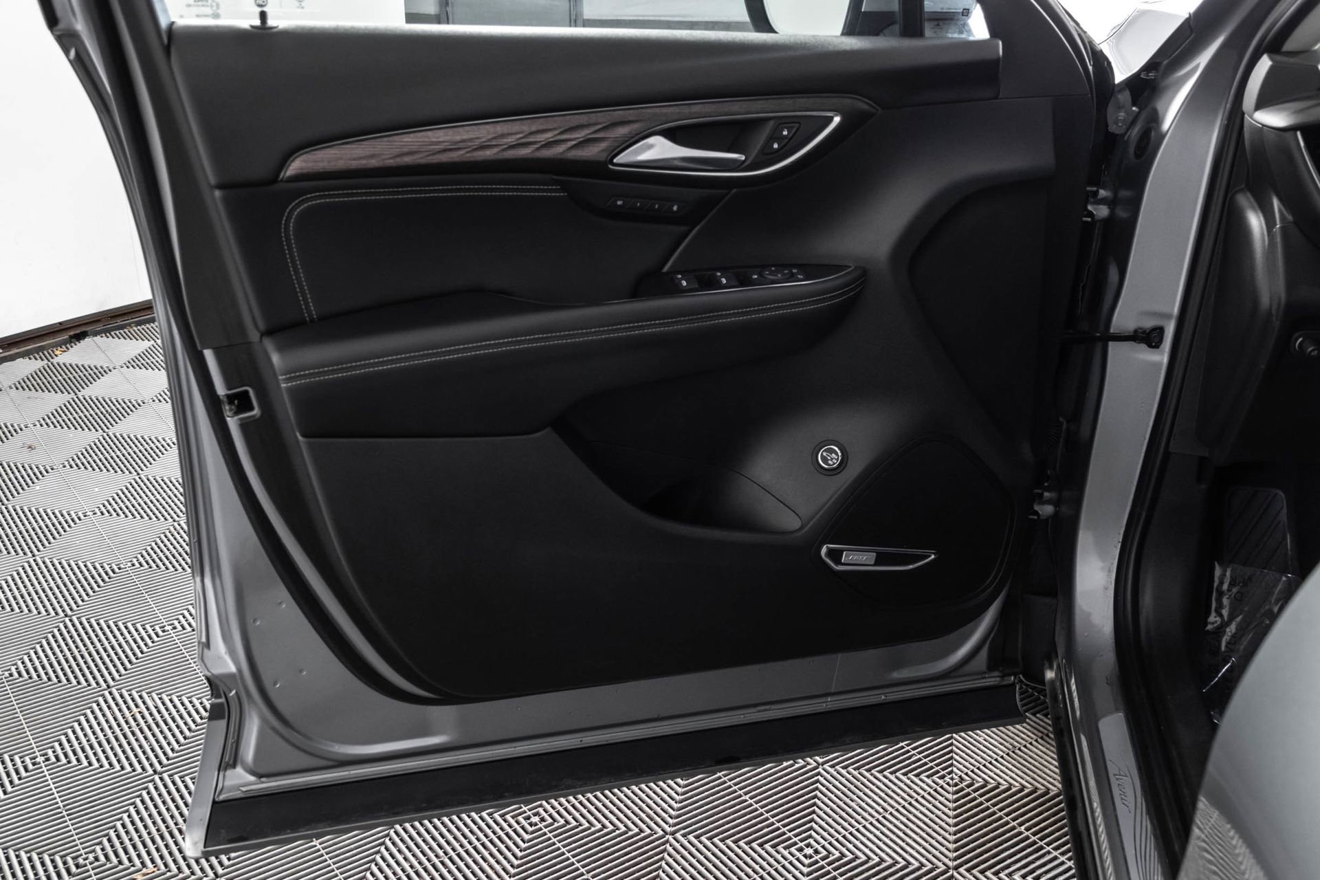 Used 2023 Buick Envision Avenir AWD/4WD image 37