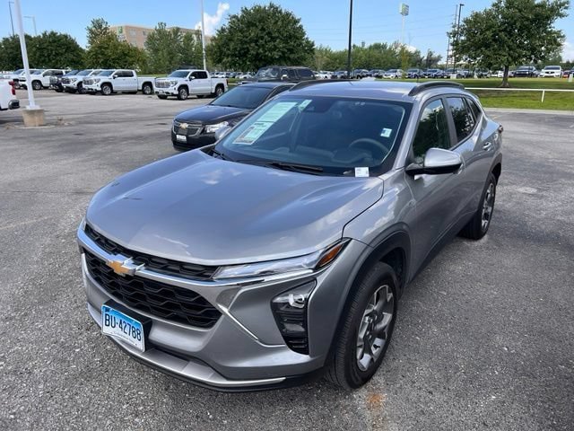Used 2025 Chevrolet Trax LT FWD image 3