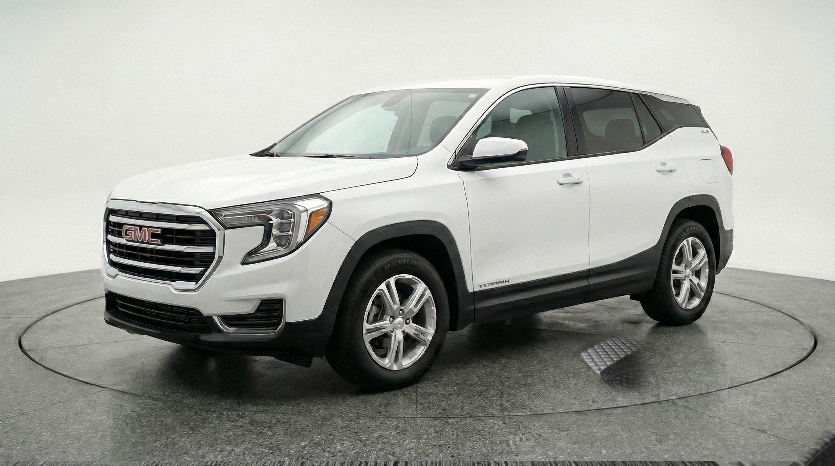 Used 2024 GMC Terrain SLE FWD image 3