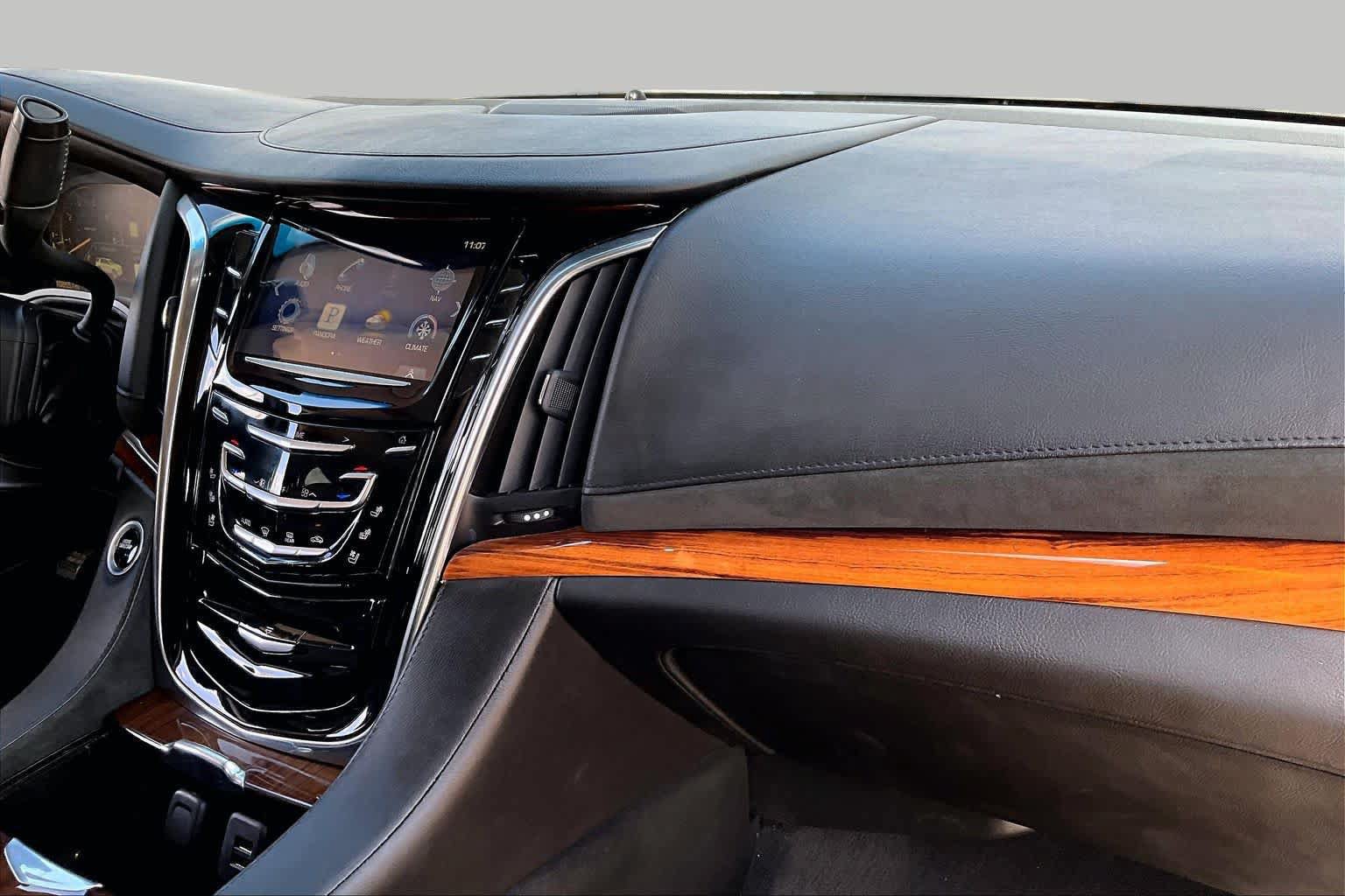 Used 2015 Cadillac Escalade Luxury AWD/4WD image 17
