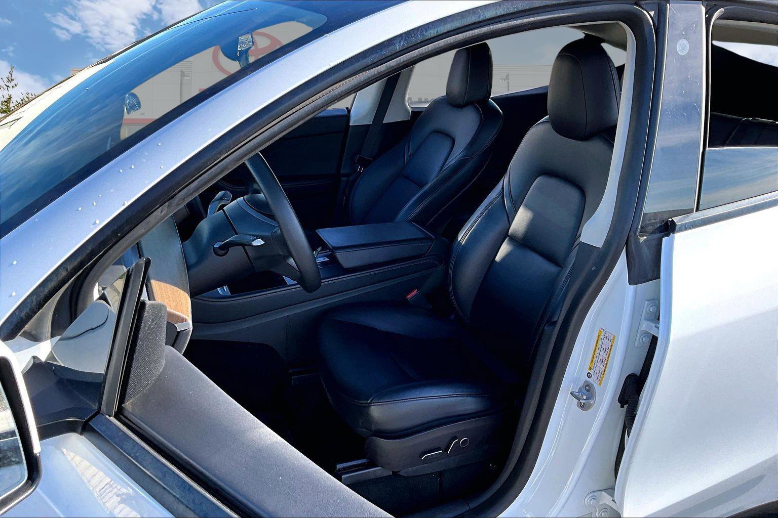 Used 2022 Tesla Model Y Long Range image 23