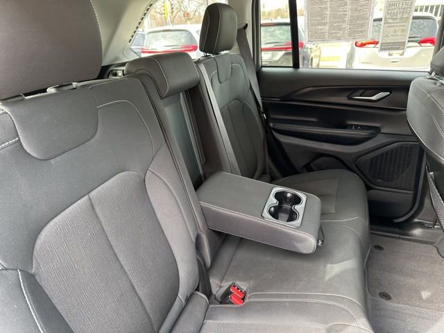 Used 2023 Jeep Grand Cherokee Laredo image 16