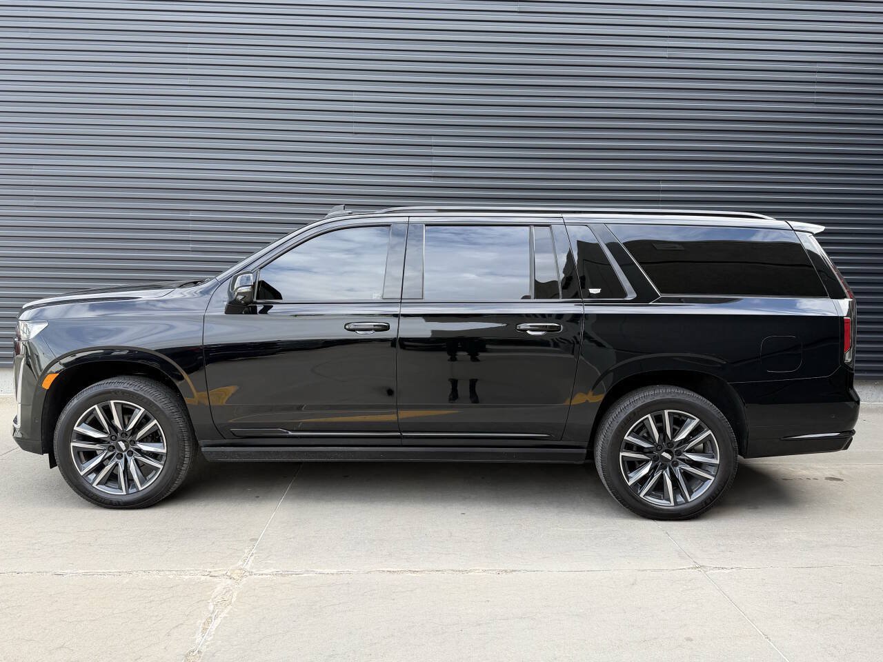 Used 2023 Cadillac Escalade ESV Sport Platinum w/ LPO, ONYX Package AWD/4WD image 9