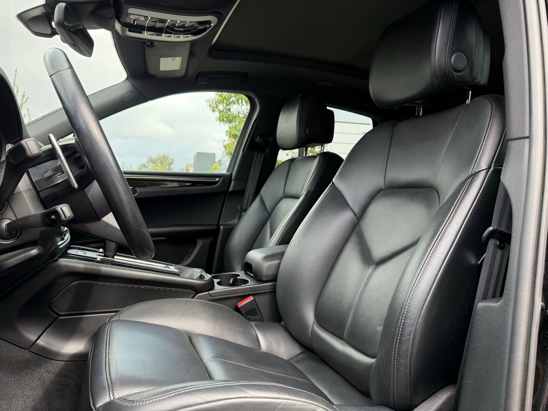 Certified 2024 Porsche Macan image 5