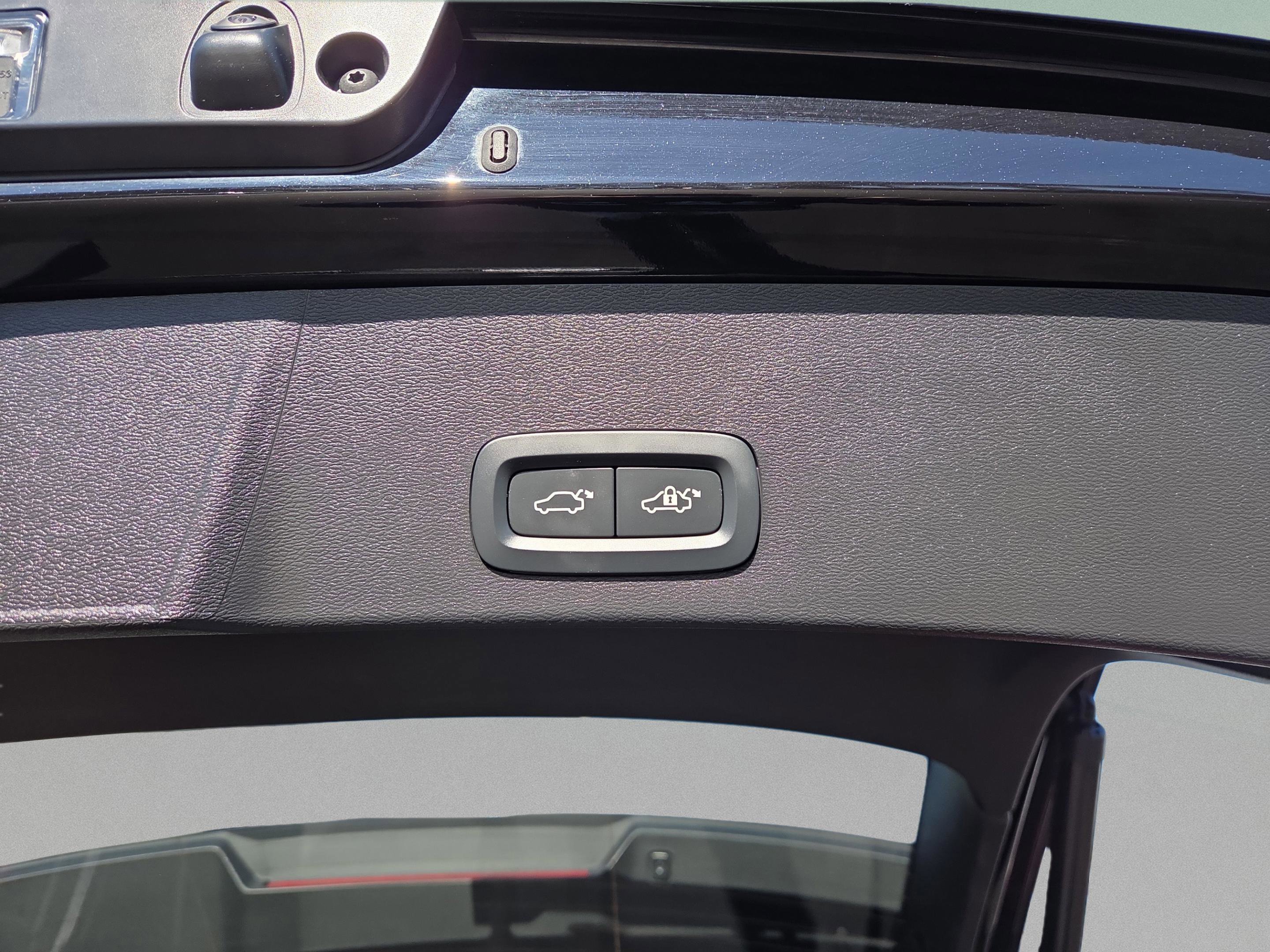 Used 2025 Volvo XC40 B5 Plus image 30