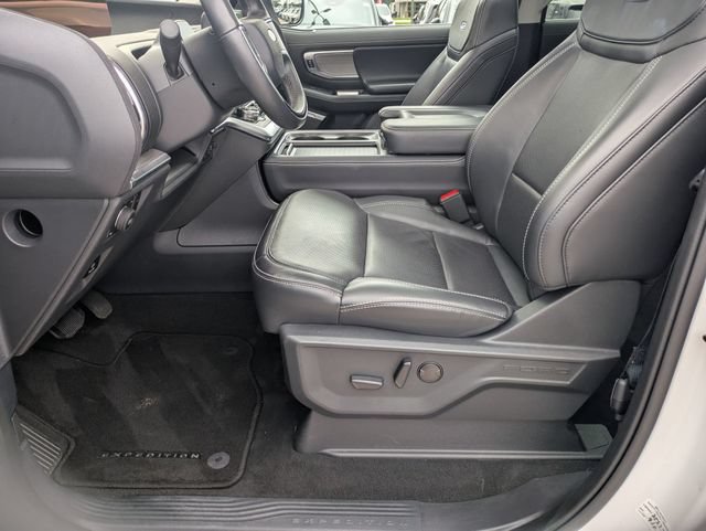 Used 2025 Ford Expedition Platinum AWD/4WD image 18
