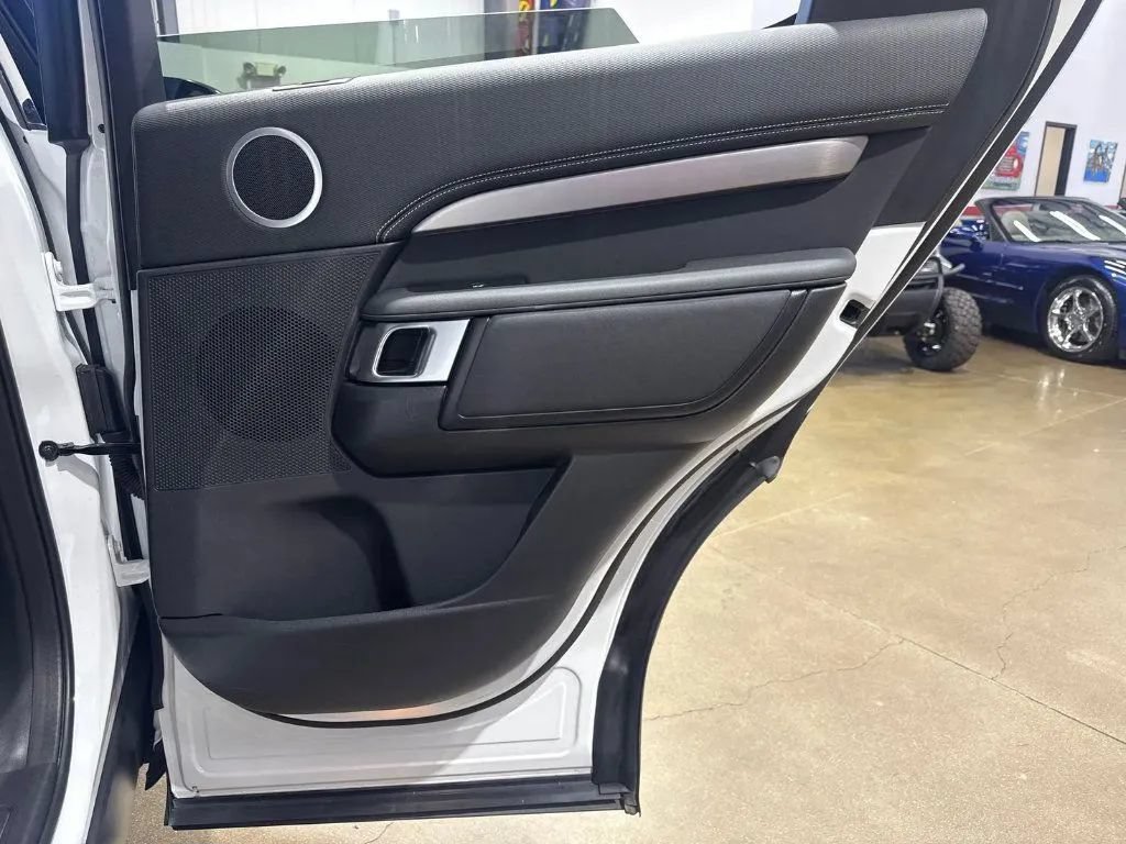 Used 2022 Land Rover Discovery S R-Dynamic AWD/4WD image 23