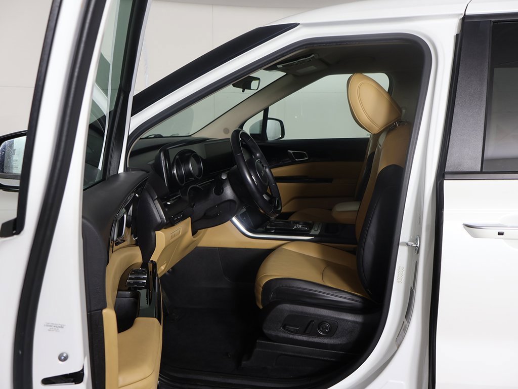 Used 2023 Kia Carnival EX image 27