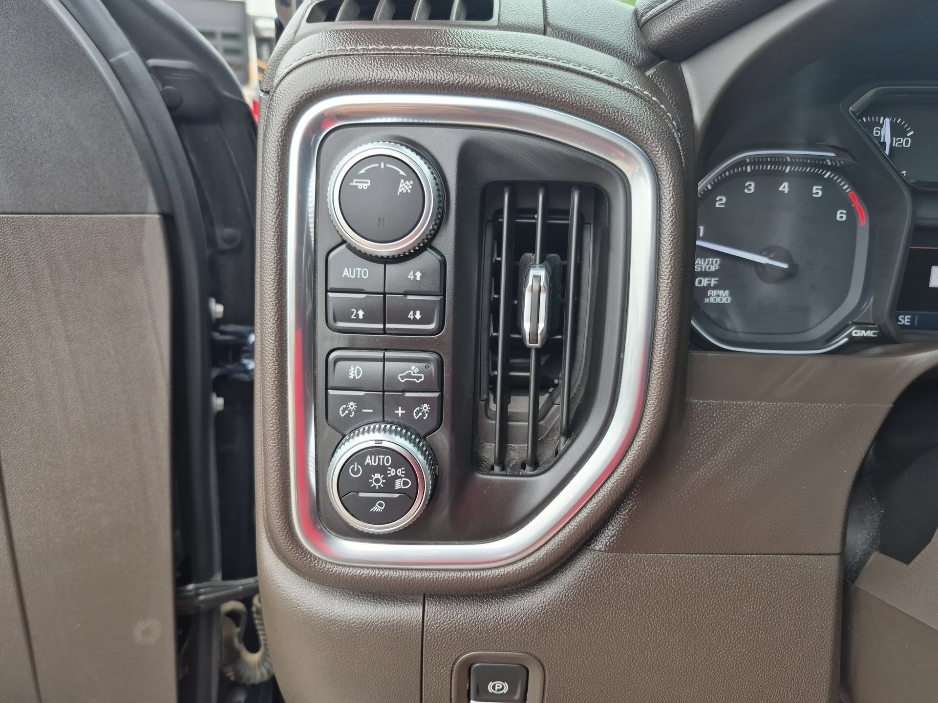 Used 2019 GMC Sierra 1500 SLT w/ SLT Premium Plus Package AWD/4WD image 18