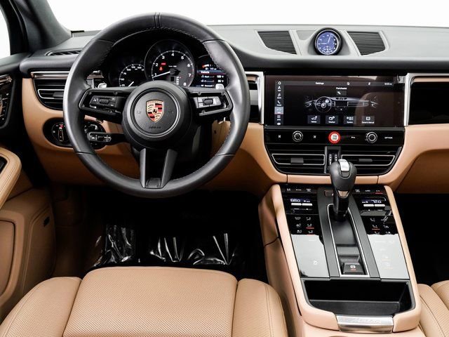 Certified 2025 Porsche Macan image 17
