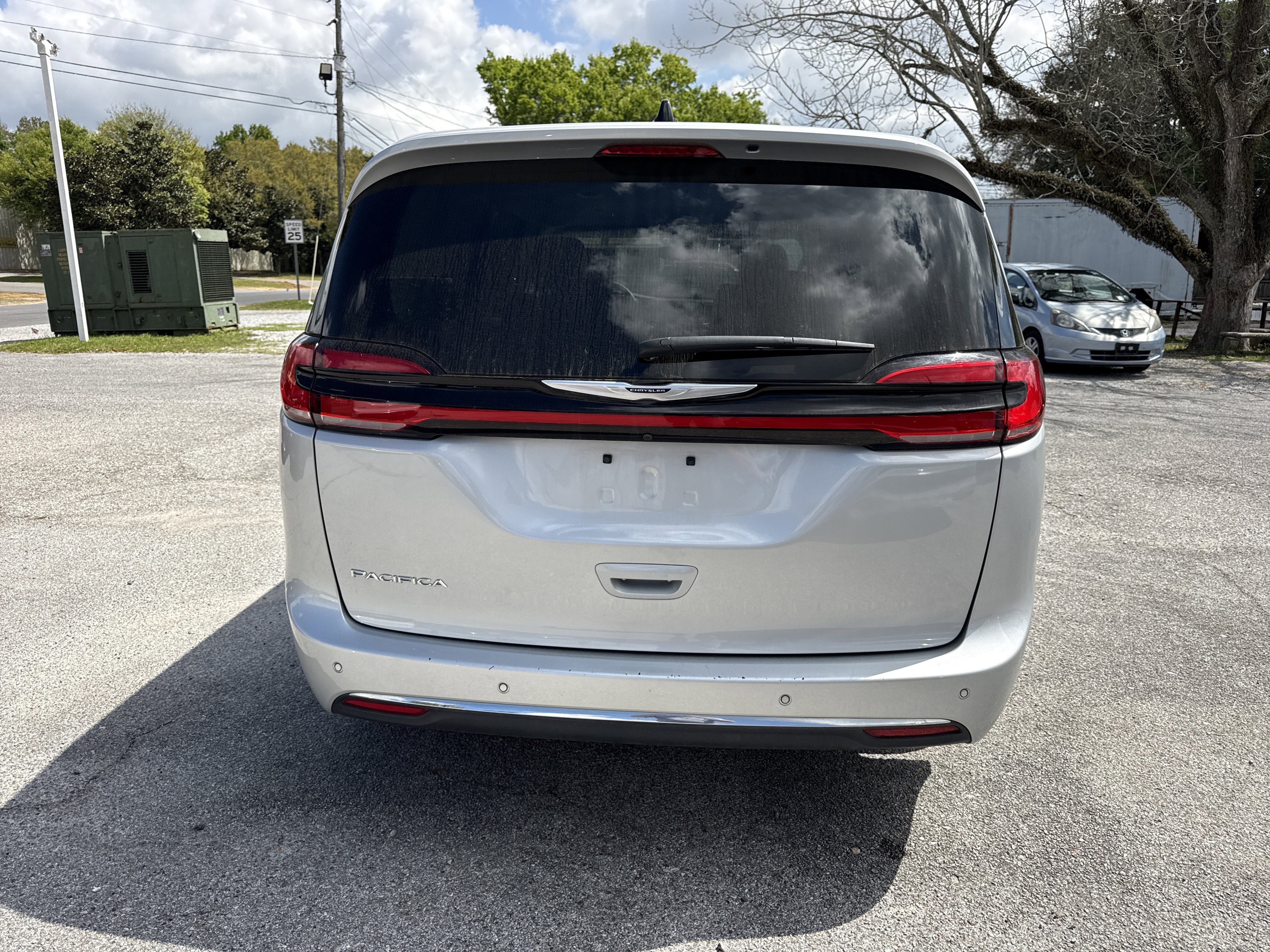 Used 2024 Chrysler Pacifica Touring-L image 4