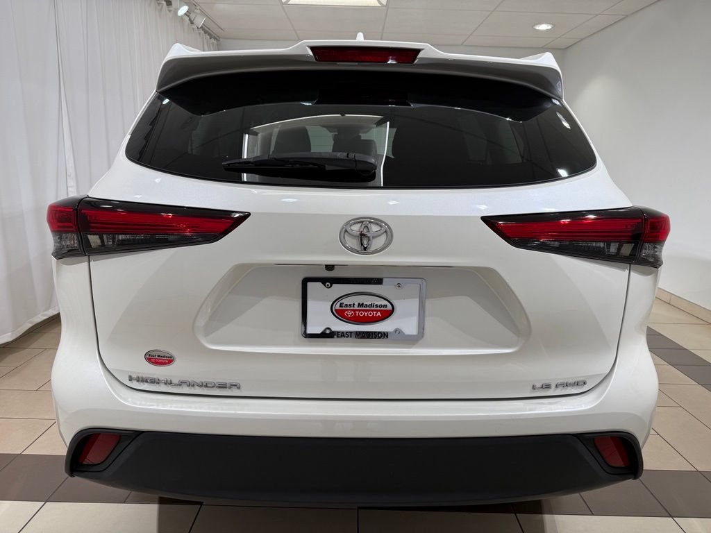 Used 2021 Toyota Highlander LE AWD/4WD image 4