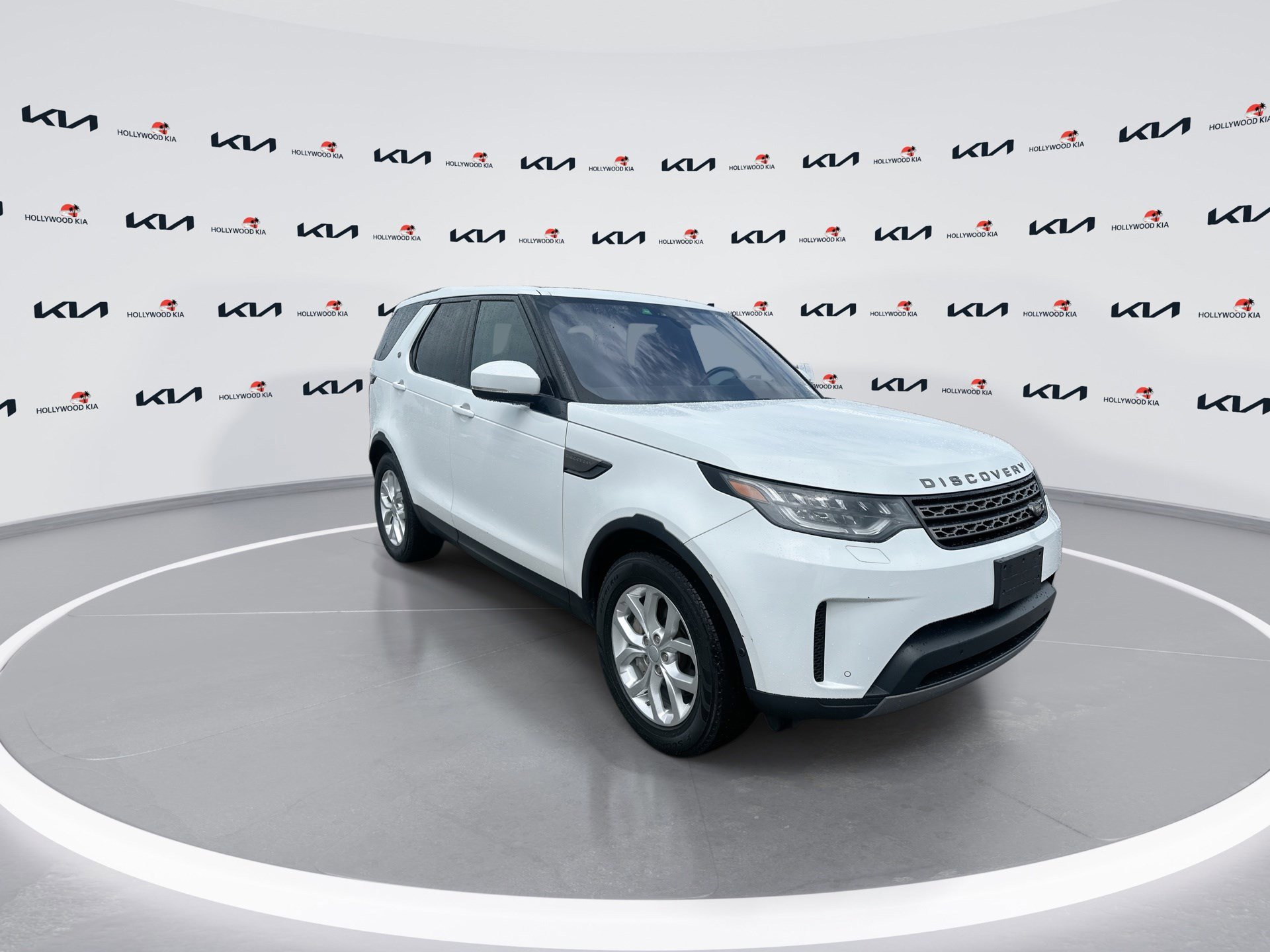 Used 2020 Land Rover Discovery SE image 2