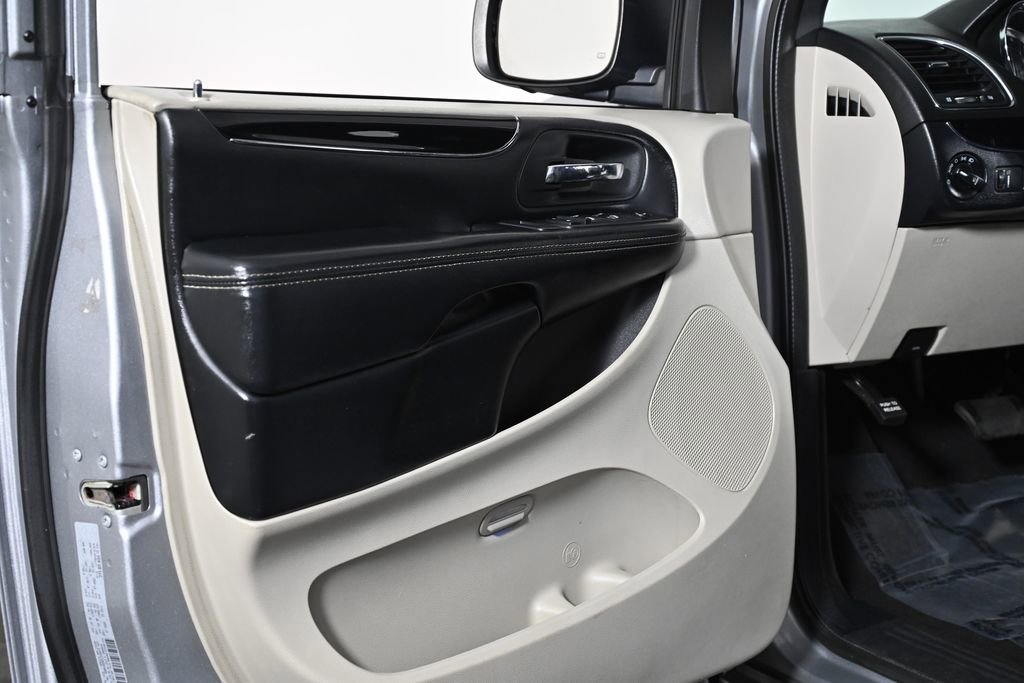 Used 2019 Dodge Grand Caravan SXT image 26