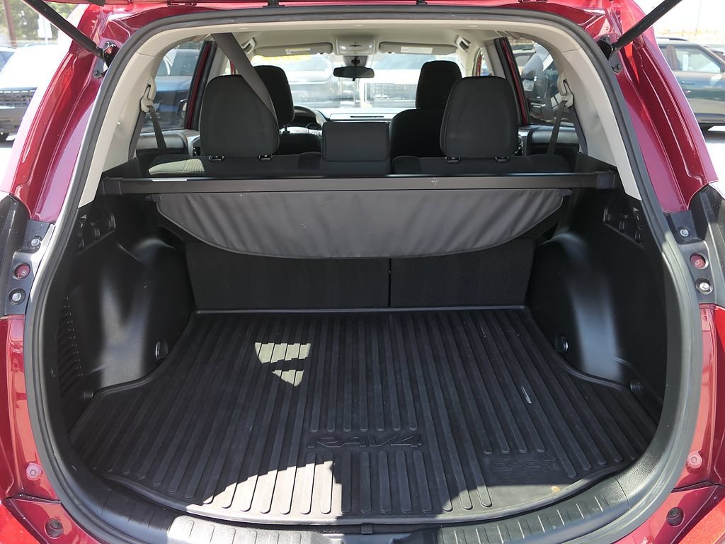 Used 2018 Toyota RAV4 LE w/ All Weather Liner Package FWD image 21
