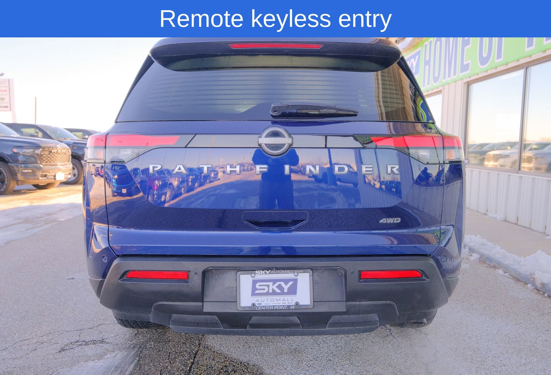 Used 2025 Nissan Pathfinder SV image 7