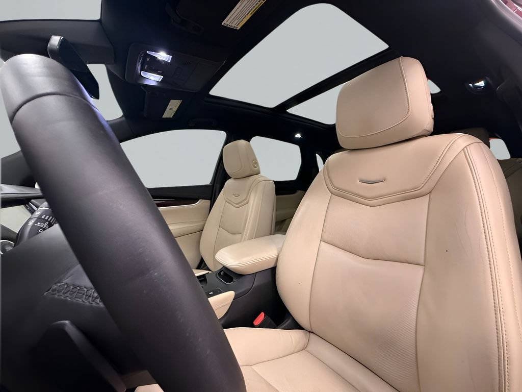 Used 2018 Cadillac XT5 Luxury w/ Driver Awareness Package FWD image 11
