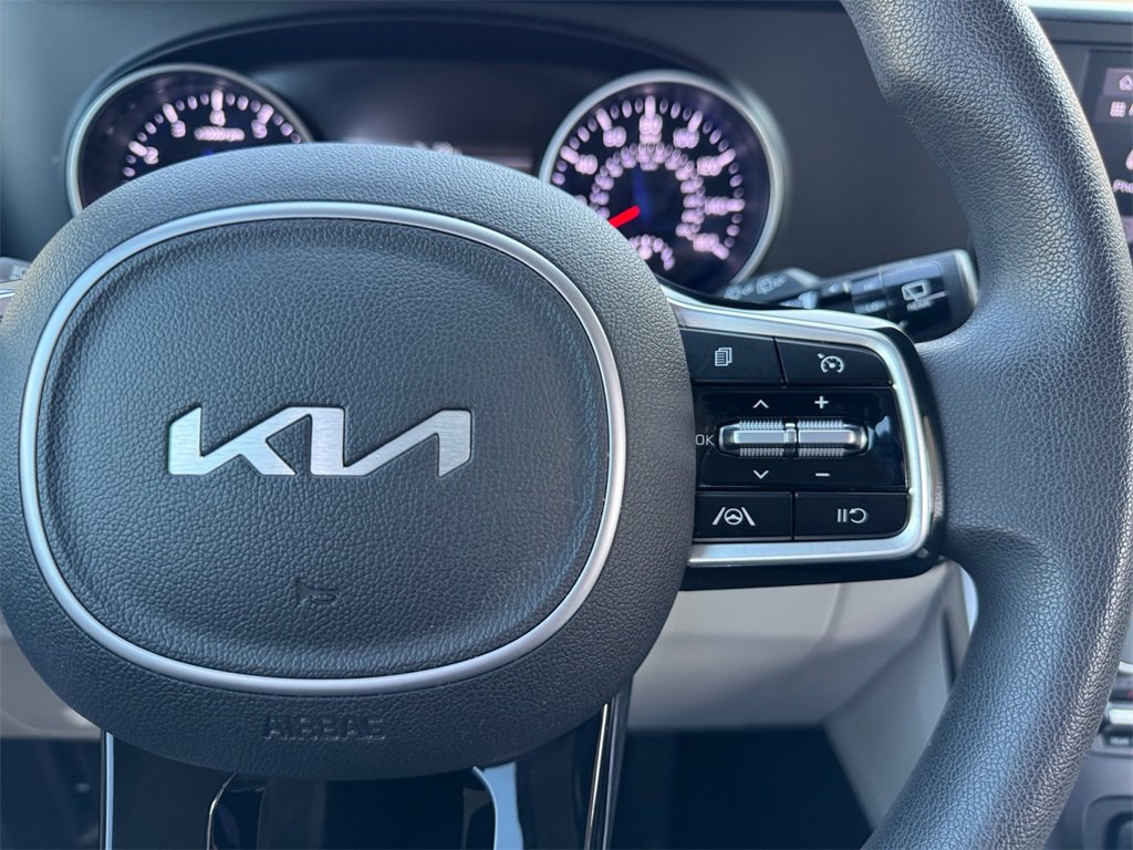 Used 2022 Kia Carnival LX image 24