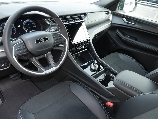 New 2025 Jeep Grand Cherokee Altitude image 14