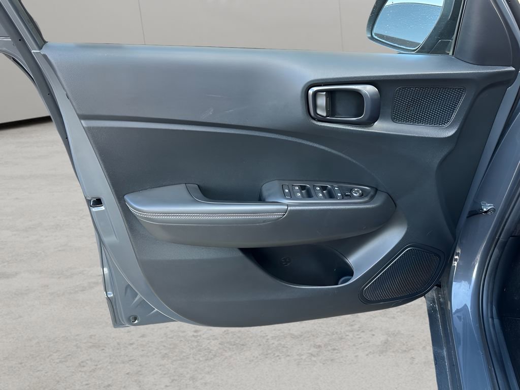 Used 2025 Hyundai Venue Limited image 9