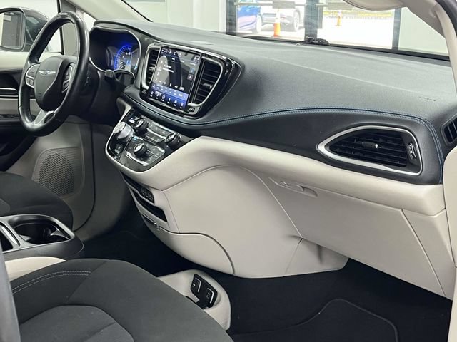 Used 2021 Chrysler Pacifica Touring w/ Cold Weather Group FWD image 28