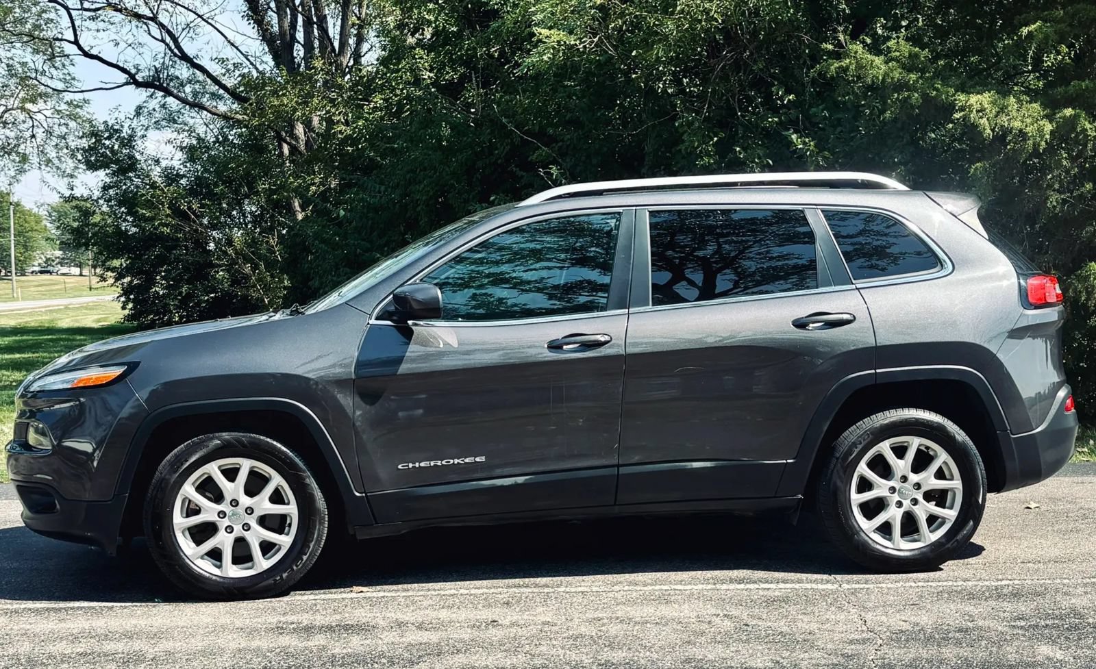 Used 2016 Jeep Cherokee Latitude w/ Cold Weather Group FWD image 7