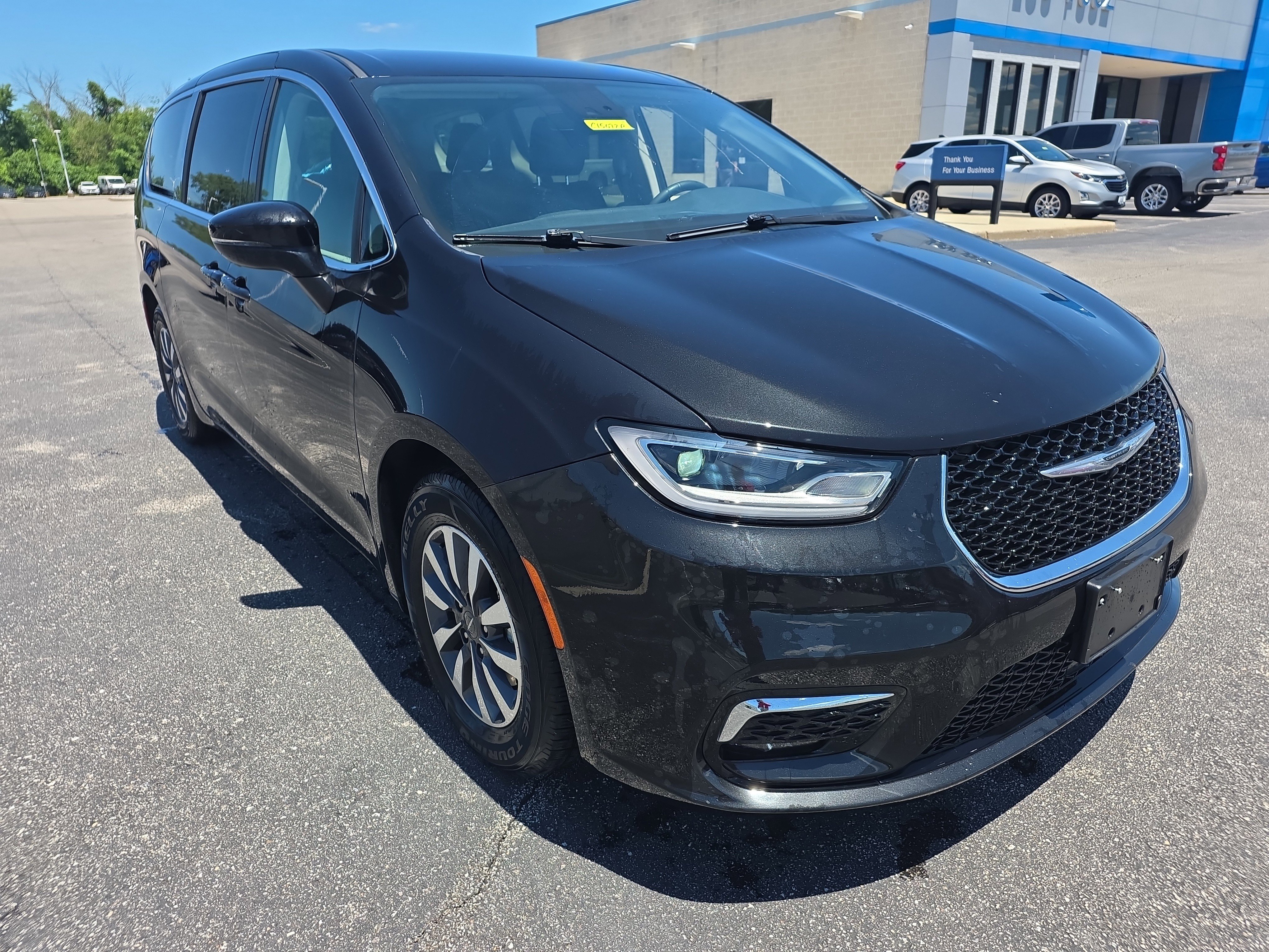 Used 2023 Chrysler Pacifica Touring-L FWD image 2