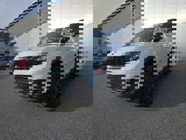 Used 2023 Jeep Grand Cherokee L Laredo image 3