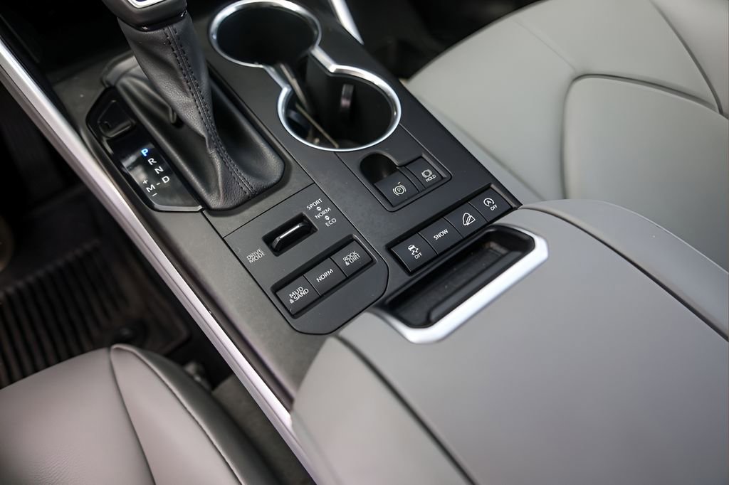 Used 2020 Toyota Highlander XLE AWD/4WD image 20