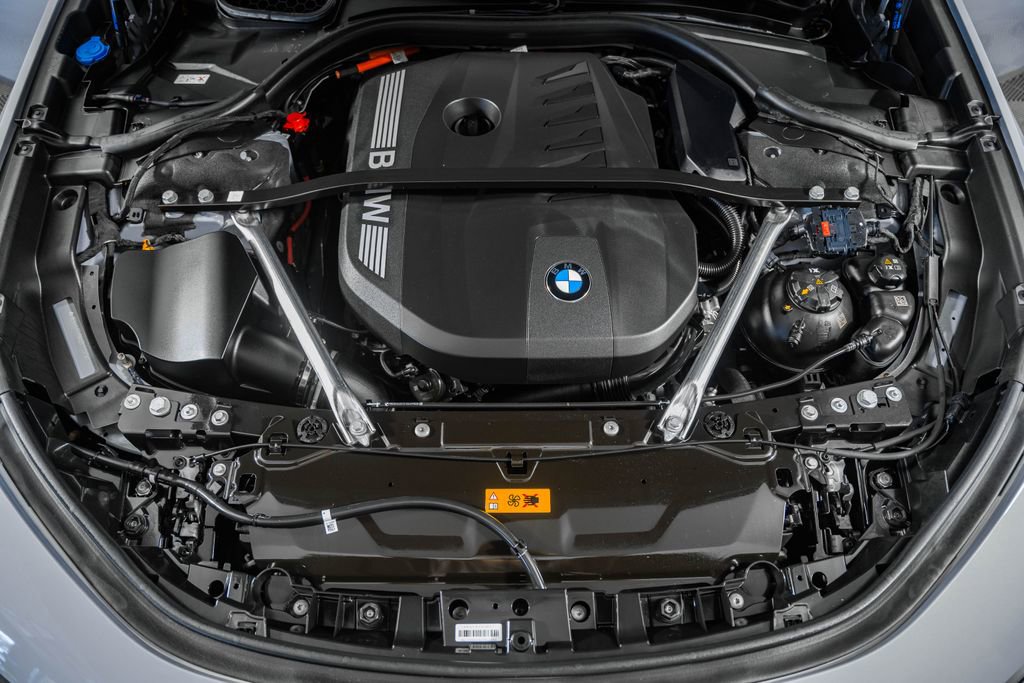 Used 2025 BMW 750e xDrive image 19
