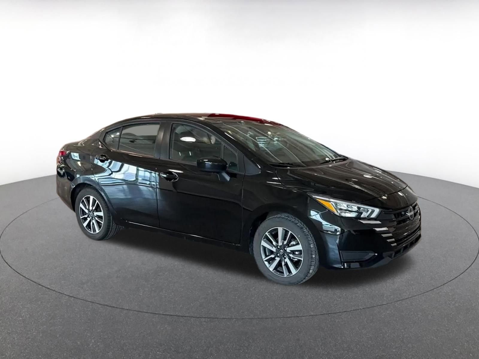 Used 2025 Nissan Versa SV image 2